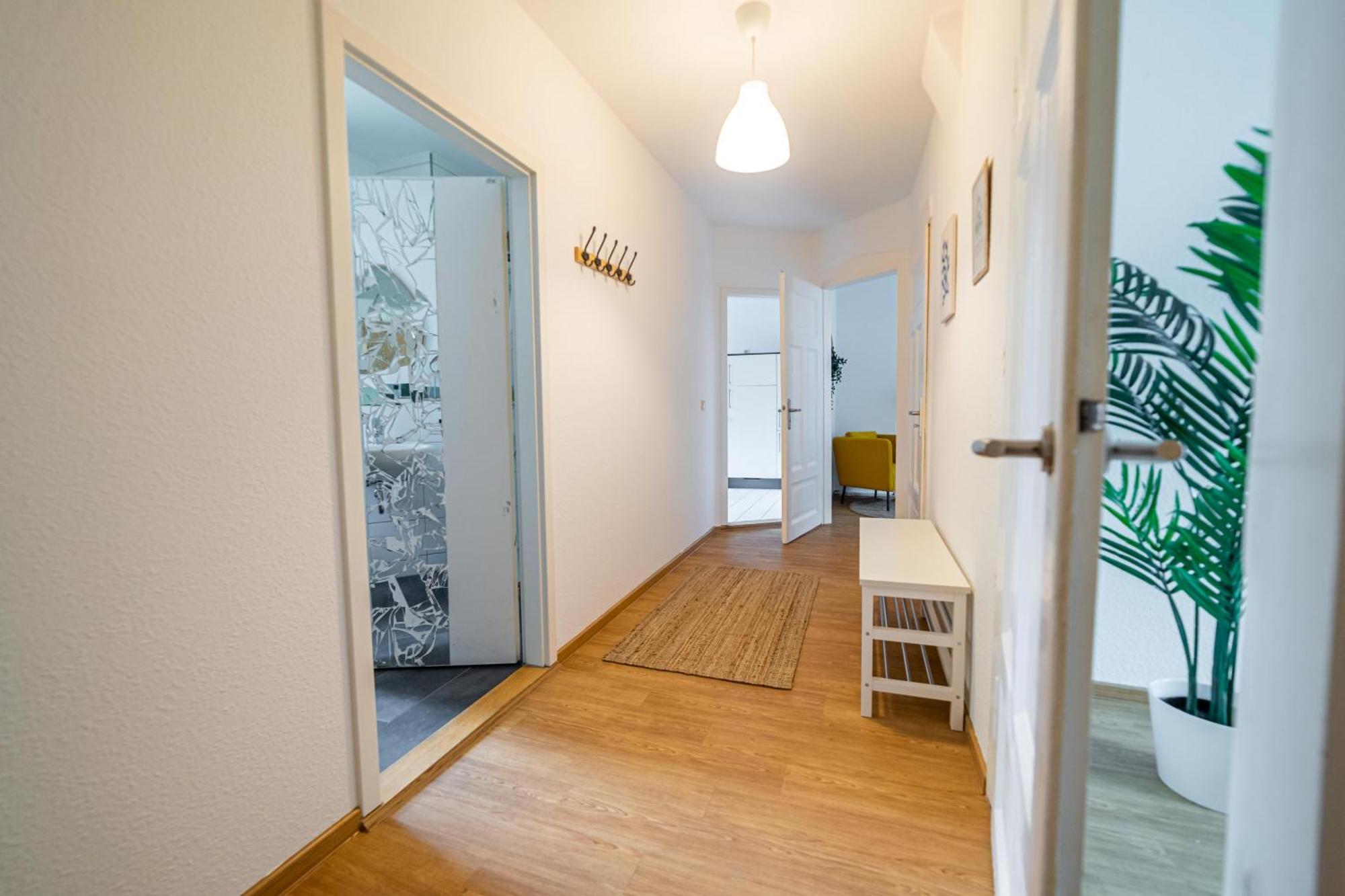 Fullhouse - - M18 - Fahrstuhl - Smarttv - Marktlage * Erfurt